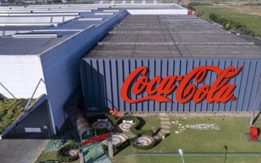 A Coca-Cola Femsa está com oportunidades de emprego em várias regiões do Brasil. Há vagas disponíveis em Minas Gerais, Paraná, Rio Grande do Sul, Santa Catarina e São Paulo, abrangendo diversas funções. A empresa oferece uma gama de benefícios e está aberta a candidaturas de pessoas com deficiência e em situação de refúgio.
