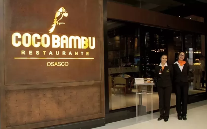 A rede de restaurantes Coco Bambu oferece vagas de emprego em 19 estados e no Distrito Federal, com benefícios como plano de saúde e vale-transporte. As oportunidades abrangem funções como cozinheiro e operador de caixa. Os interessados devem acessar a plataforma Gupy para o processo seletivo.