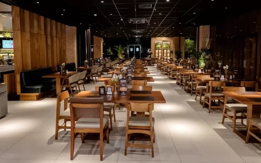 A rede de restaurantes Coco Bambu está com vagas abertas em 19 estados do Brasil, incluindo Minas Gerais, onde há 26 oportunidades disponíveis. Interessados podem acessar a plataforma Gupy para candidaturas.
