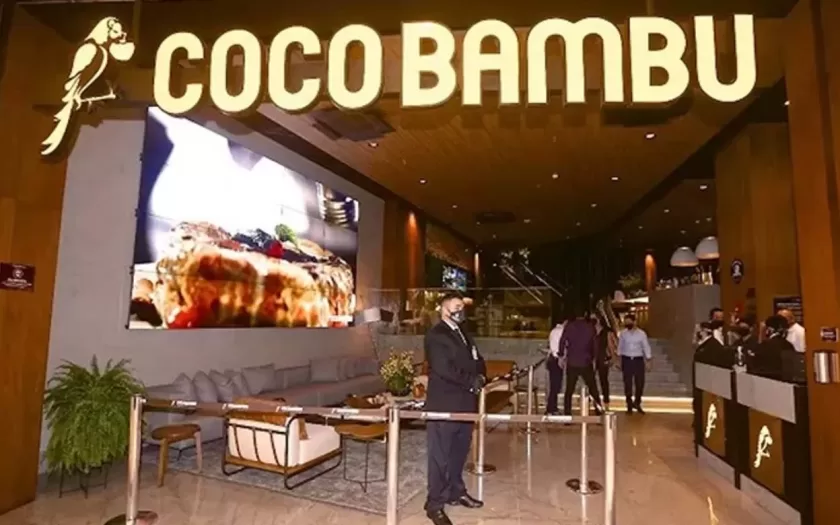 A rede de restaurantes Coco Bambu está com 205 vagas de emprego abertas em diversas regiões do Brasil. Com 86 unidades espalhadas por 18 estados e o Distrito Federal, a empresa oferece benefícios como alimentação na empresa e planos de saúde e odontológico. O processo seletivo, realizado pela plataforma Gupy, inclui cadastro, entrevista e contratação.
