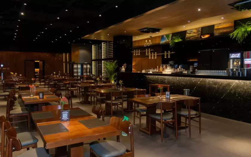 A rede de restaurantes Coco Bambu está com vagas abertas em 14 estados brasileiros e no Distrito Federal. Com 147 anúncios ativos, as oportunidades incluem funções como auxiliar de cozinha e auxiliar de garçom. Vagas são oferecidas em cidades de Minas Gerais como Belo Horizonte, Contagem e Uberlândia. Os interessados podem se candidatar pelo site Gupy.