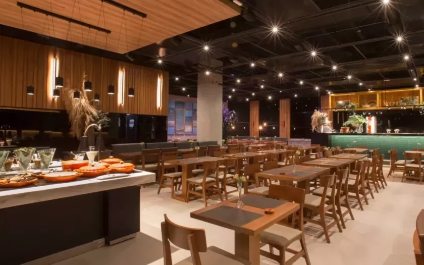 A rede de restaurantes Coco Bambu está com novas oportunidades de emprego em diversas regiões do Brasil. Com 86 unidades em 18 estados e no Distrito Federal, a empresa está contratando para diversos cargos, especialmente em Minas Gerais e outras capitais. Interessados podem se candidatar via plataforma Gupy.