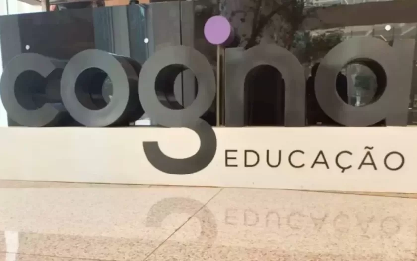 A Cogna, líder no setor educacional brasileiro, anuncia vagas de emprego em vários estados, incluindo Minas Gerais, onde 75 oportunidades estão disponíveis. As vagas abrangem desde Aprendiz até Professores em diversas áreas. Benefícios incluem bolsas de estudo e convênios variados.